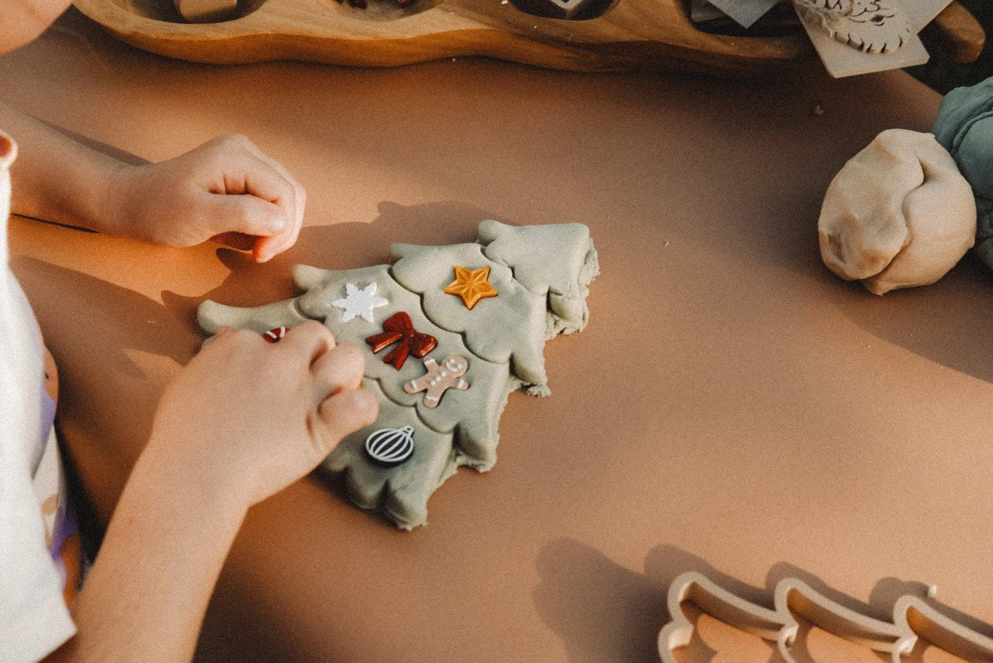 CHRISTMAS TREE DECORATING KIT