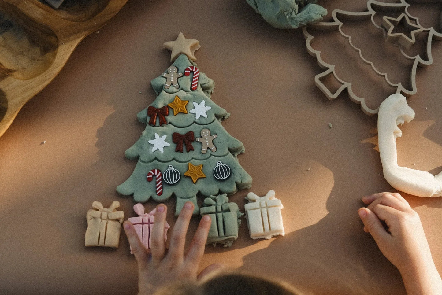 CHRISTMAS TREE DECORATING KIT